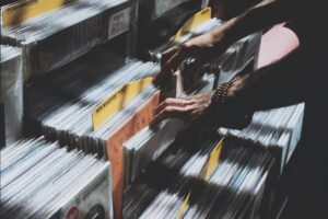 DJはどこで音源を入手しているのか？DJの曲集めの方法