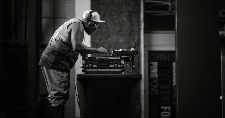 おすすめのDJテーブル5選。良いDJブースには良いテーブルを | Discpick
