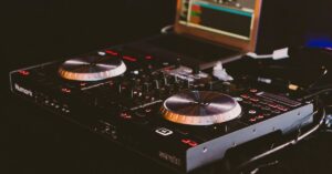 初心者DJが買うべきおすすめDJ機材5選と最適なモデルを選ぶためのポイント