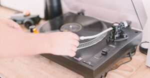 DJ用ターンテーブルの特徴とおすすめモデル6選。普通のレコードプレーヤーとの違い