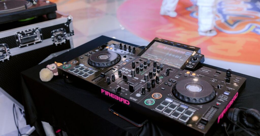 イベント会場に設置されたPioneer DJの一体型DJシステム