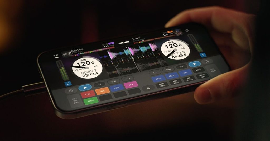 Serato DJ for iOSを表示したスマートフォン